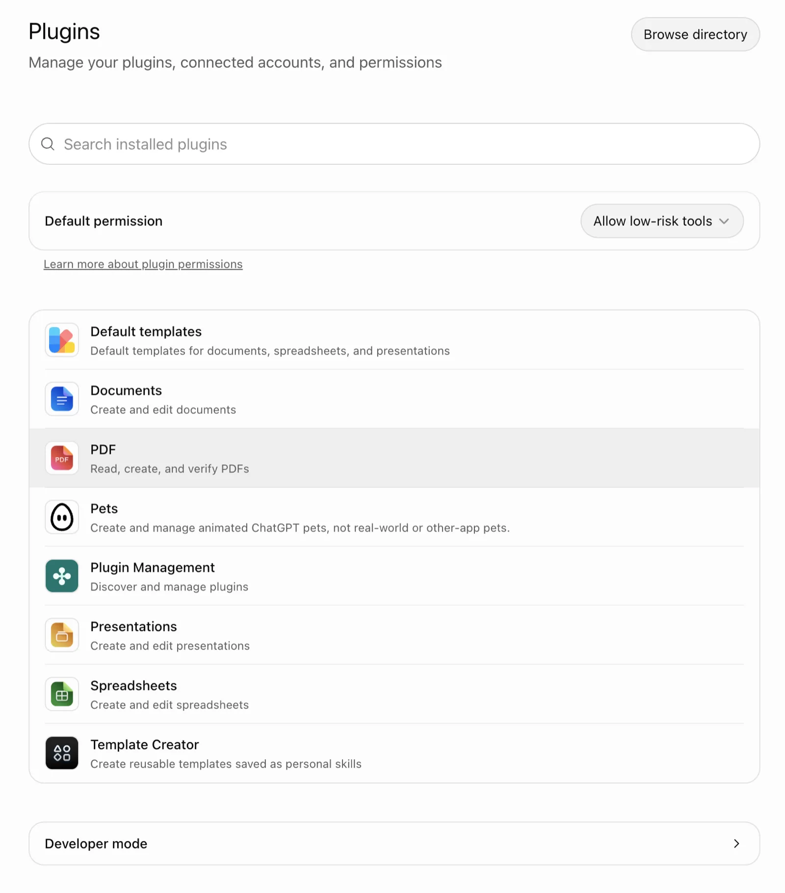 A ChatGPT Plugins oldala: felül a „Manage your plugins, connected accounts, and permissions” felirat, a „Default permission” beállítás, alatta a telepített bővítmények listája, legalul a „Developer mode” sor