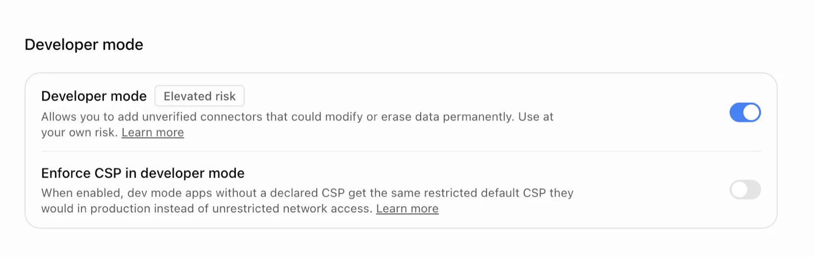 A ChatGPT Developer mode beállítása: a „Developer mode” kapcsoló bekapcsolva, mellette „Elevated risk” címke; alatta a kikapcsolt „Enforce CSP in developer mode” sor