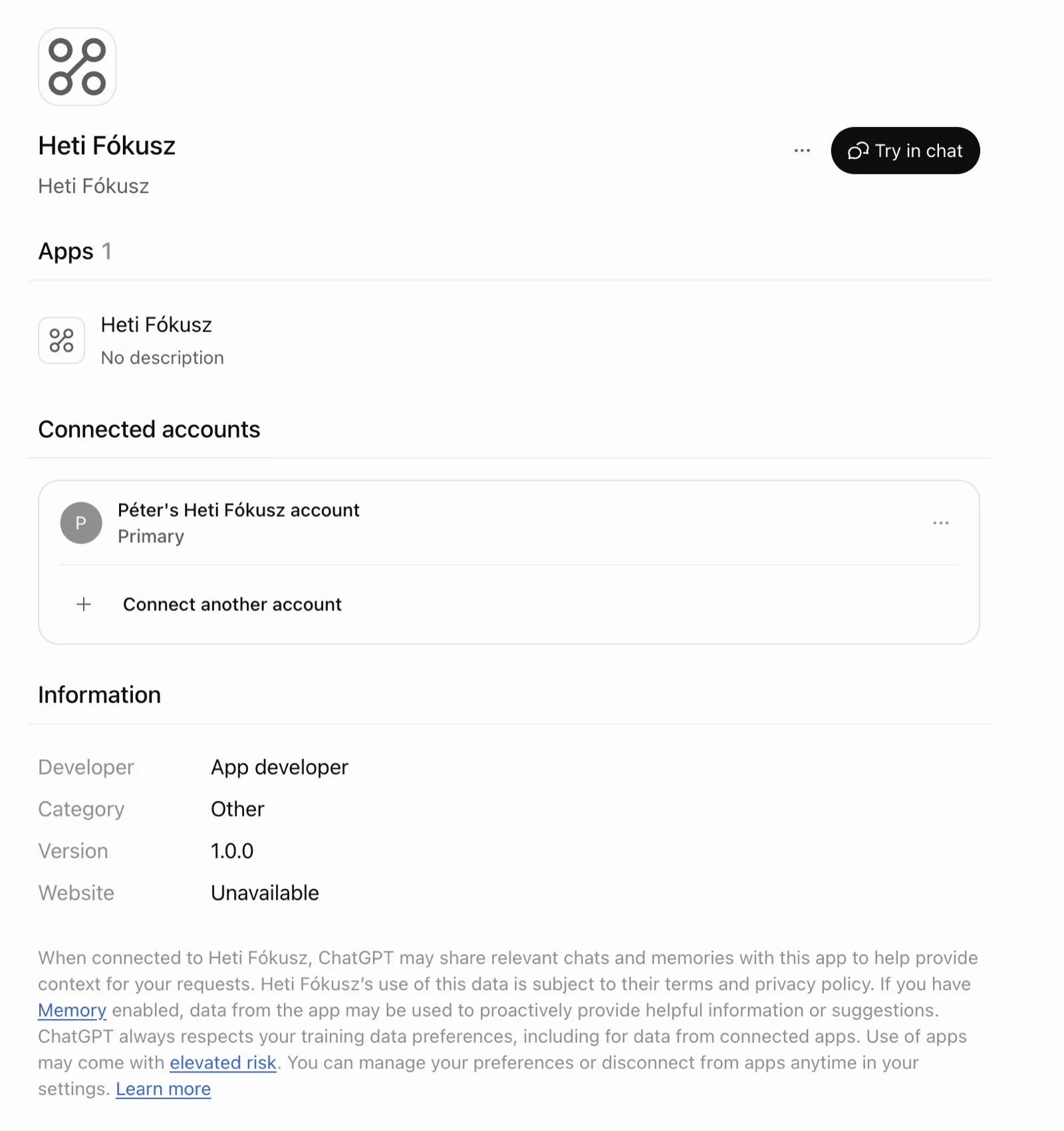 A ChatGPT-ben a Heti Fókusz bővítmény oldala: felül a név és a „Try in chat” gomb, alatta az „Apps 1” lista, a „Connected accounts” szakaszban „Péter's Heti Fókusz account · Primary”, lent az Information blokk