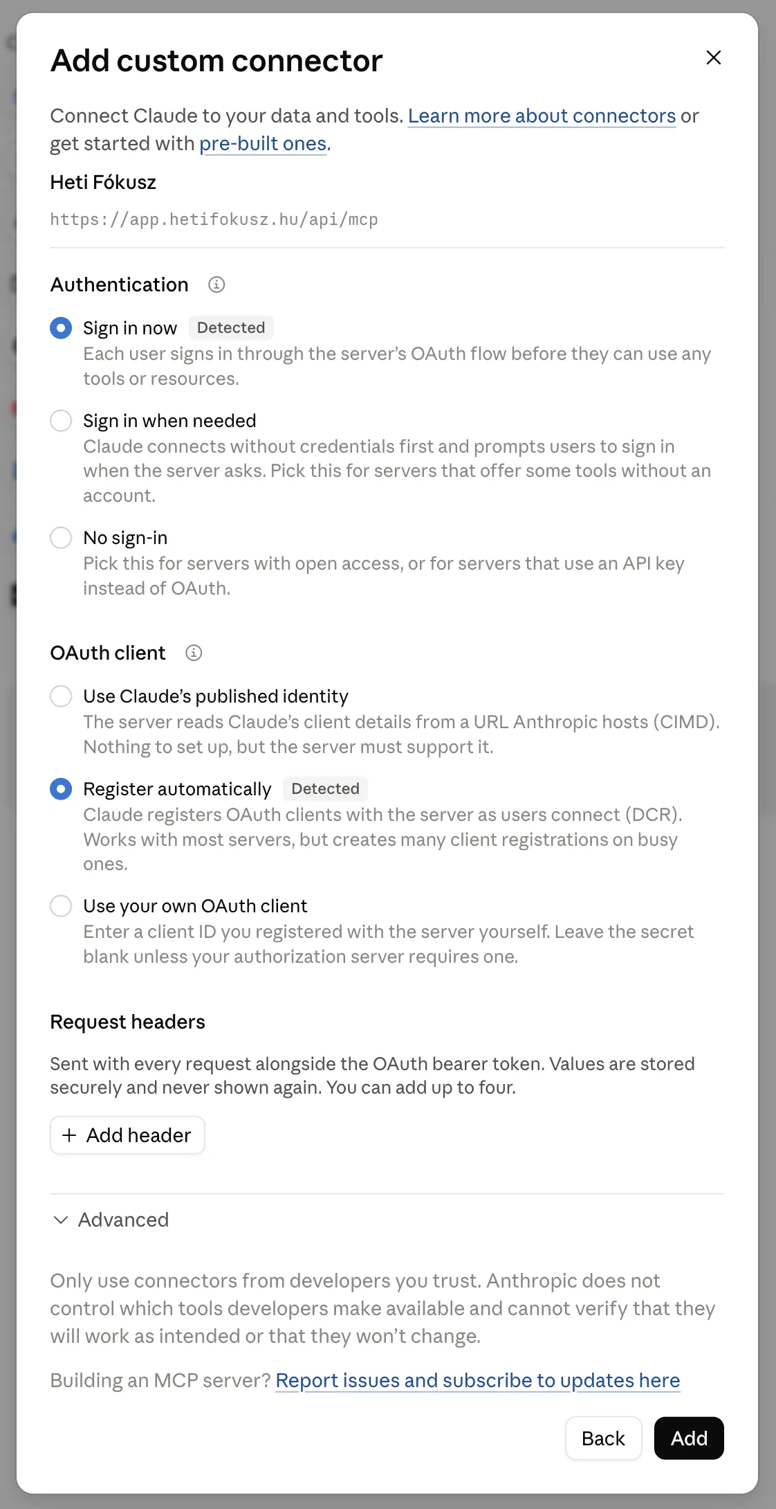 A Claude párbeszédablakának második oldala: az Authentication részben a „Sign in now”, az OAuth client részben a „Register automatically” van kiválasztva, mindkettő mellett „Detected” címke; alul a Back és az Add gomb