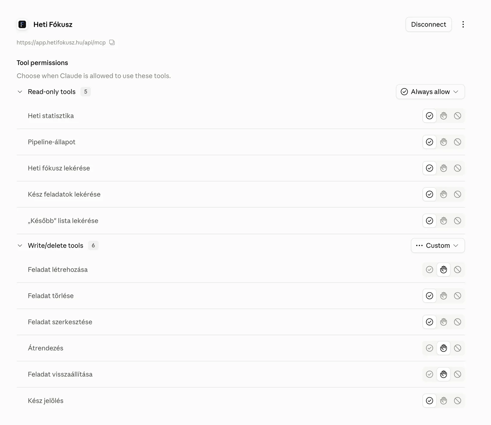 A Claude „Tool permissions” oldala a Heti Fókusz konnektorhoz: felül a Disconnect gomb, alatta a „Read-only tools” csoport öt paranccsal „Always allow” beállításon, majd a „Write/delete tools” csoport hat paranccsal, „Custom” beállításon, több sorban a kéz ikon (rákérdezés) kiválasztva