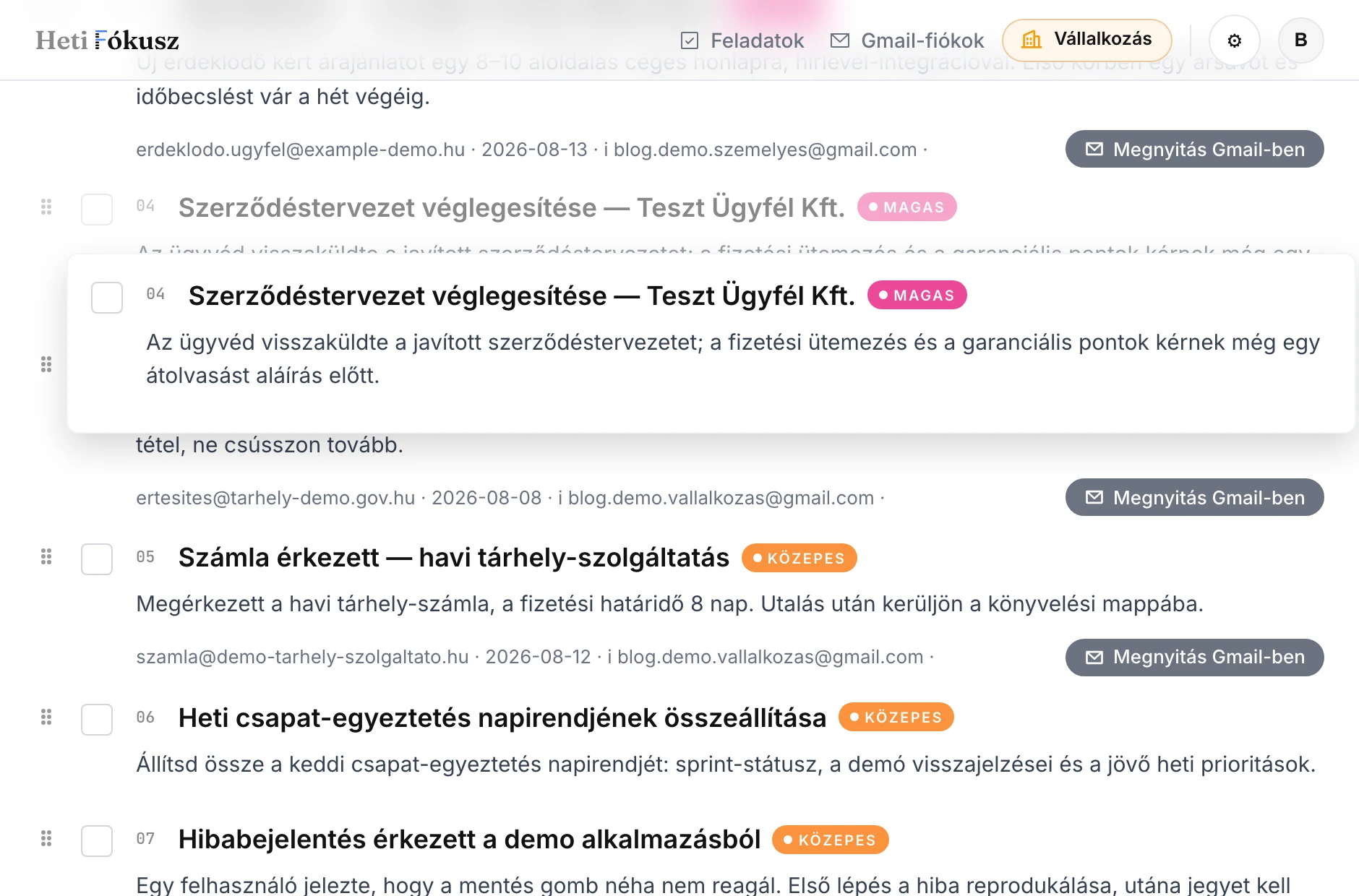 A Heti Fókusz heti listája húzás közben: a megfogott feladat kiemelt kártyaként lebeg, miközben a helyén halványan látszik az eredeti sor