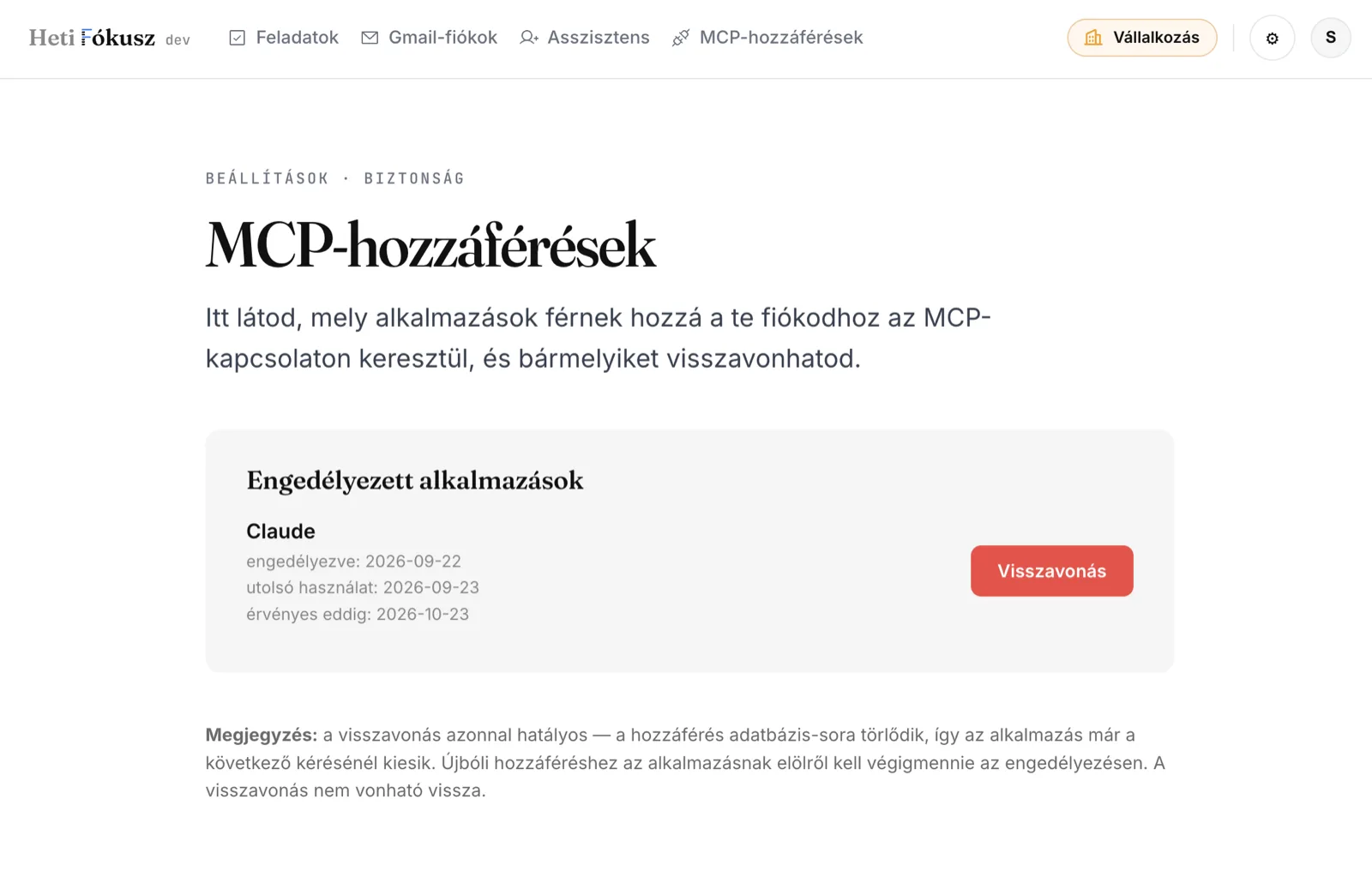 A Heti Fókusz Beállítások · Biztonság oldala: „MCP-hozzáférések” cím, alatta az „Engedélyezett alkalmazások” kártya egyetlen Claude nevű sorral, az engedélyezés, az utolsó használat és az érvényesség dátumával, jobbra piros „Visszavonás” gombbal